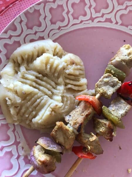 brocetas de cerdo con verduras