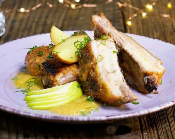 Costillar glaseado con manzana y miel