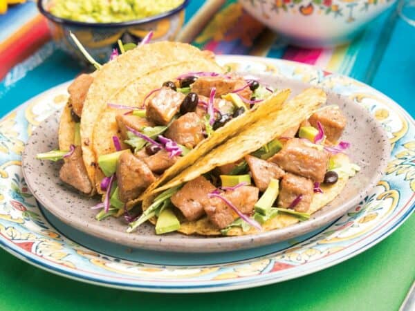 Cubos de cerdo en tacos mexicanos