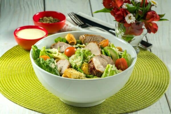 Ensalada césar con palta