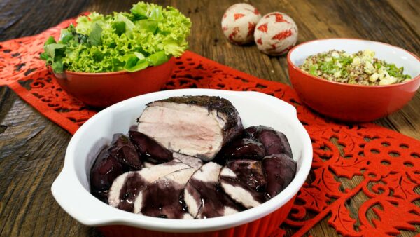 Lomo de cerdo estofado en salsa de peras